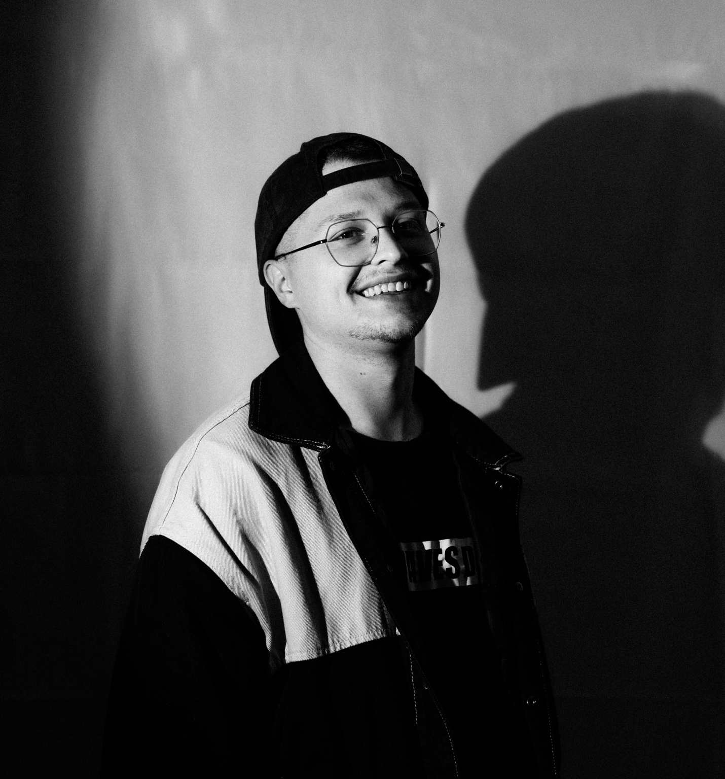Leon, Fotograf und Videograf hinter shotsbyleon